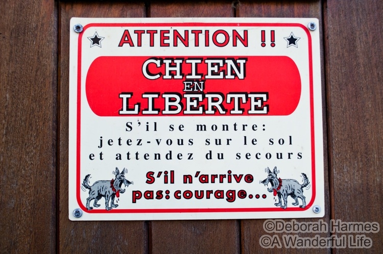 Chien En Liberte Sign
